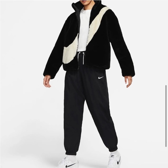 NIKE RARE Oversized Swoosh Logo Soft Cozy Faux
Fur Jacket XL - Picture 8 of 16